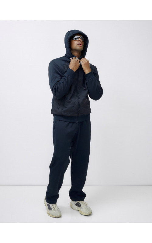 Мужской зимний спортивный костюм для активного отдыха.