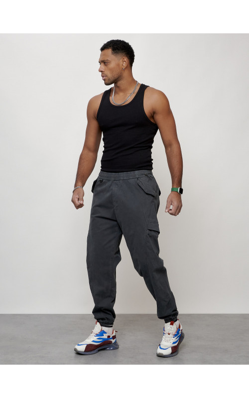 Мужские брюки зауженного кроя.