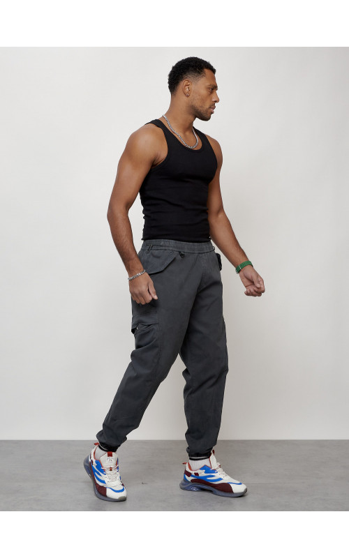 Мужские брюки зауженного кроя.