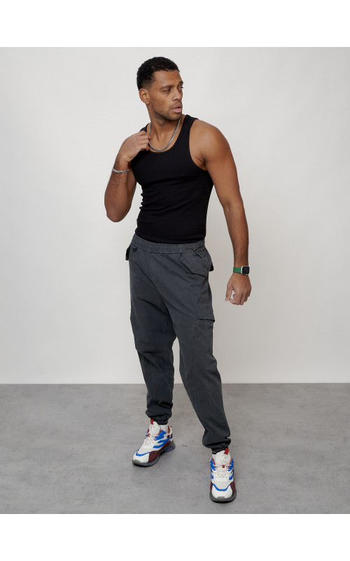 Мужские брюки зауженного кроя.