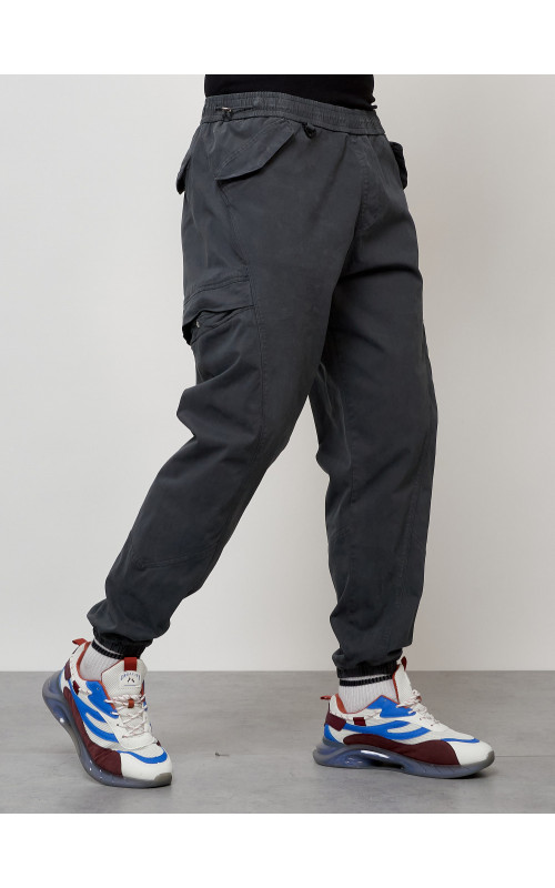 Мужские брюки зауженного кроя.