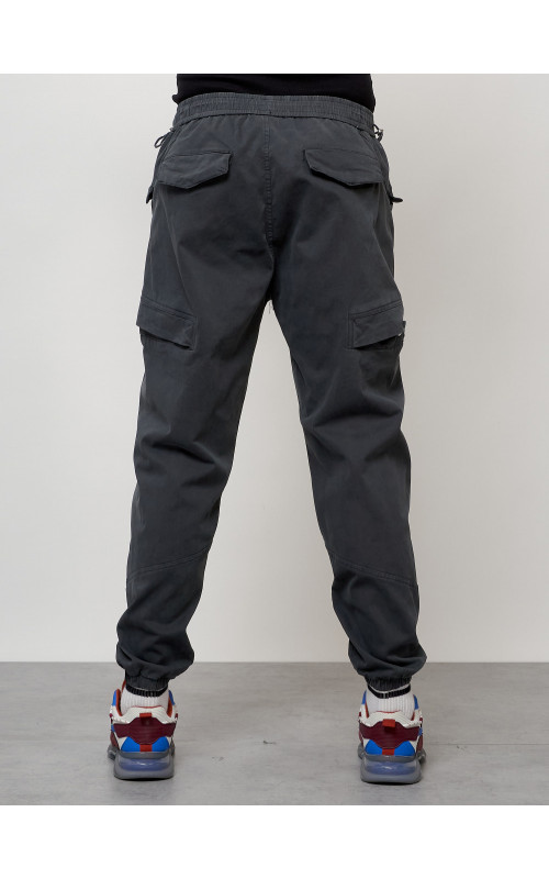 Мужские брюки зауженного кроя.