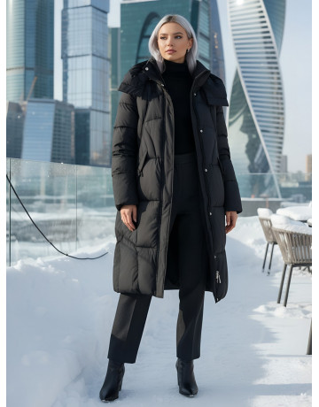 Длинный женский пуховик с капюшоном.