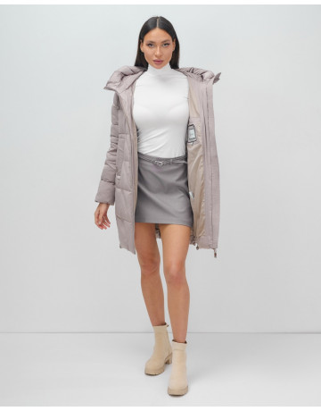 Зимняя женская куртка с капюшоном для холодной погоды.