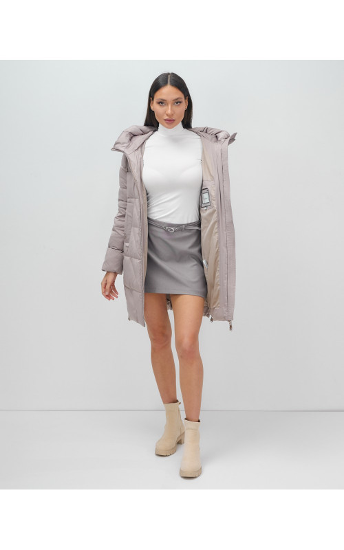 Зимняя женская куртка с капюшоном для холодной погоды.