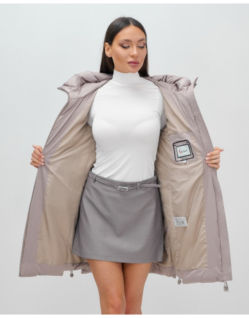 Зимняя женская куртка с капюшоном для холодной погоды.