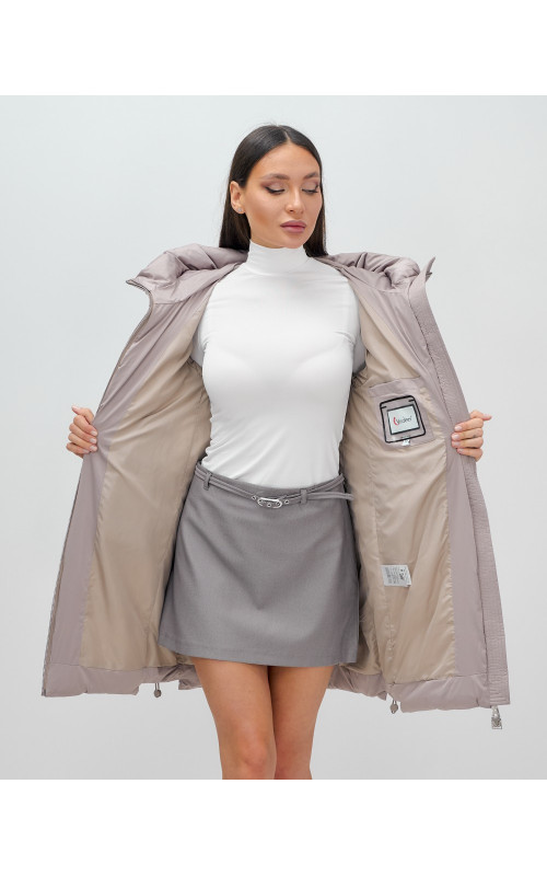 Зимняя женская куртка с капюшоном для холодной погоды.