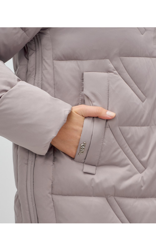 Зимняя женская куртка с капюшоном для холодной погоды.