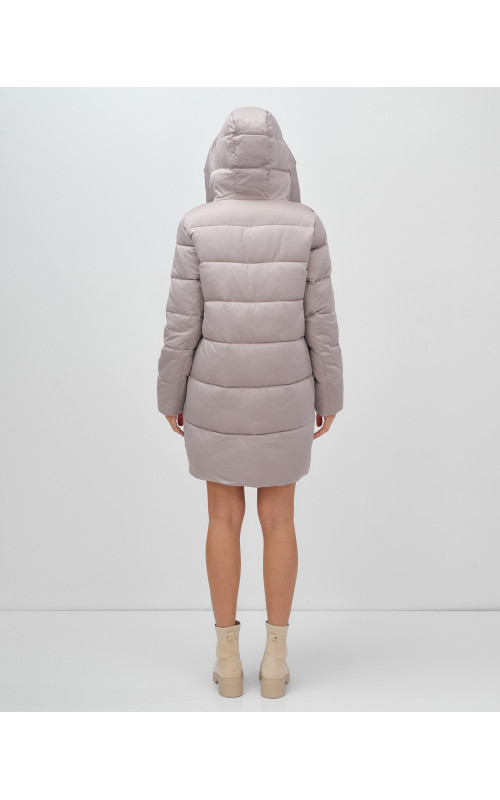 Зимняя женская куртка с капюшоном для холодной погоды.