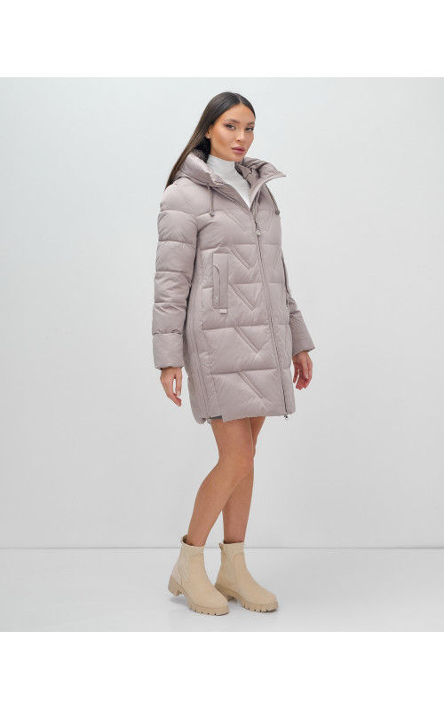 Зимняя женская куртка с капюшоном для холодной погоды.