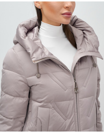 Зимняя женская куртка с капюшоном для холодной погоды.