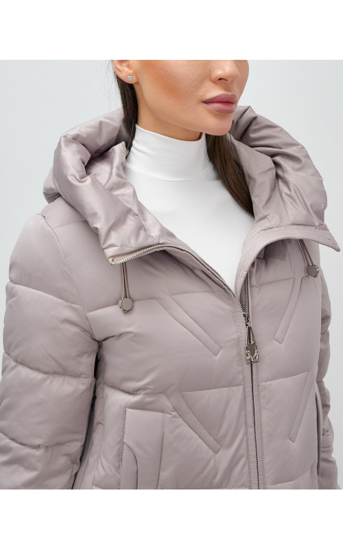 Зимняя женская куртка с капюшоном для холодной погоды.