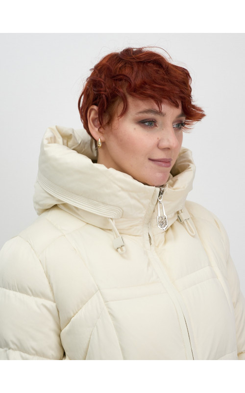 Длинный пуховик для женщин с капюшоном.