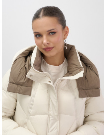 Длинный женский пуховик с капюшоном.