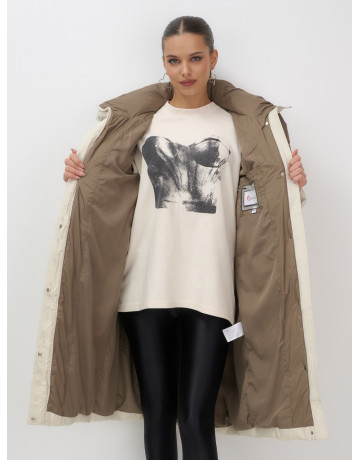 Длинный женский пуховик с капюшоном.