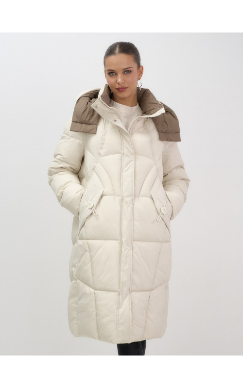 Длинный женский пуховик с капюшоном.