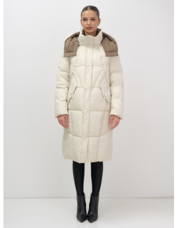 Длинный женский пуховик с капюшоном.