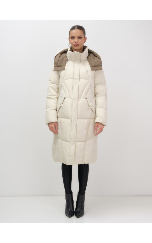 Длинный женский пуховик с капюшоном.