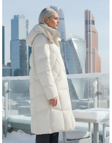 Длинный женский пуховик с капюшоном.
