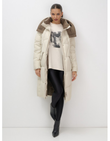 Длинный женский пуховик с капюшоном.