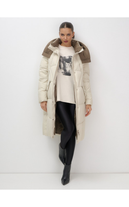 Длинный женский пуховик с капюшоном.