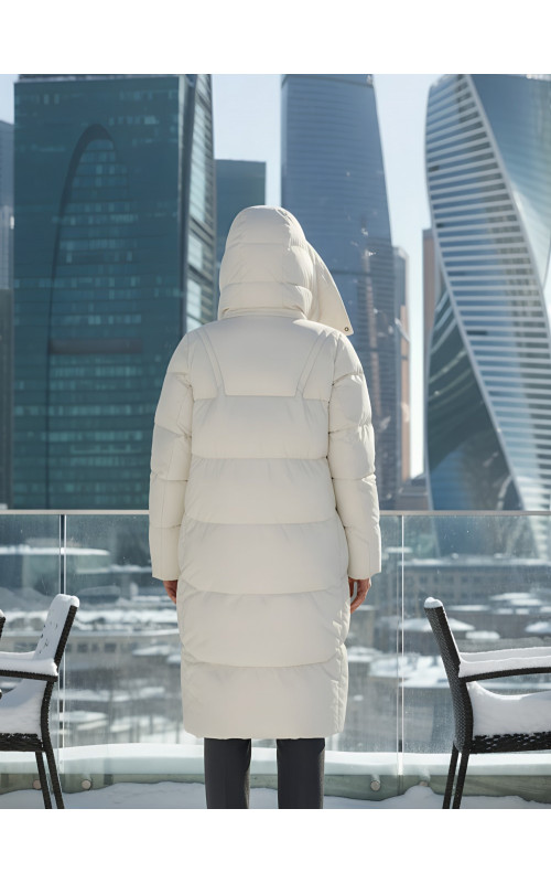 Длинный женский пуховик с капюшоном.