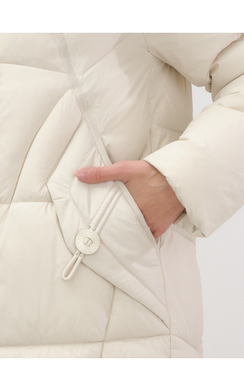 Длинный женский пуховик с капюшоном.