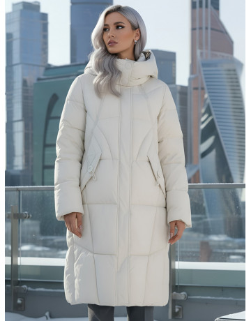 Длинный женский пуховик с капюшоном.