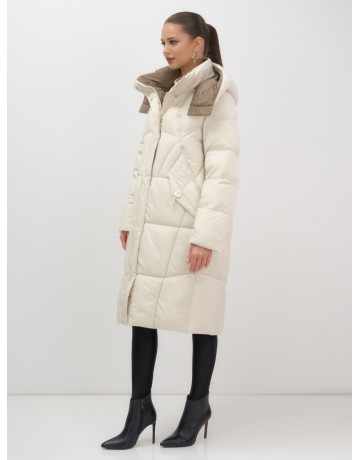 Длинный женский пуховик с капюшоном.