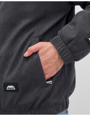 Мужская демисезонная куртка: стиль и комфорт.