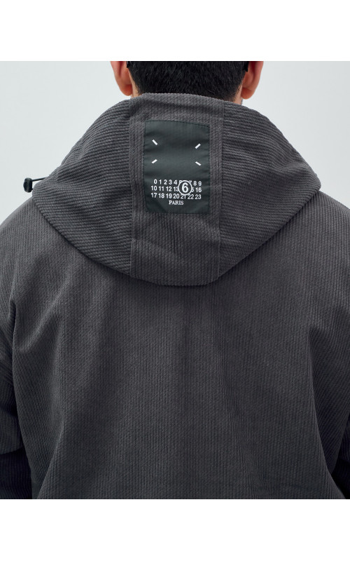 Мужская демисезонная куртка: стиль и комфорт.