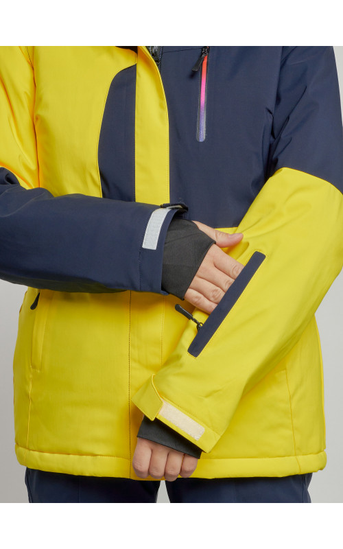 Женский горнолыжный костюм для зимних видов спорта.