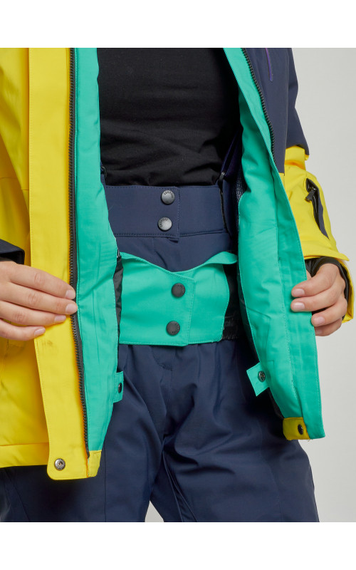 Женский горнолыжный костюм для зимних видов спорта.