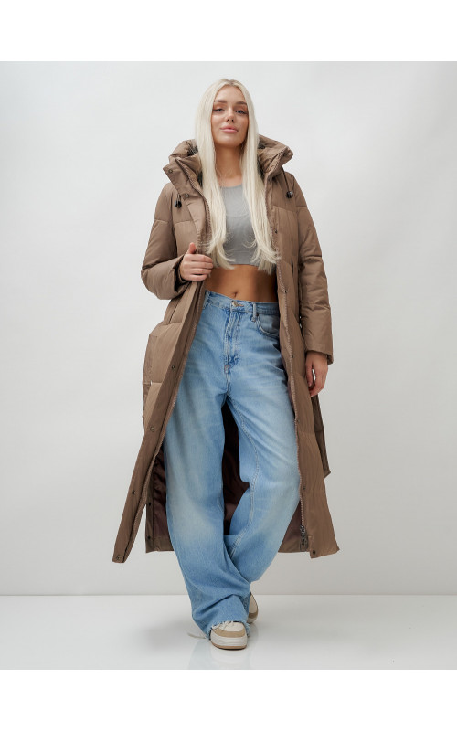 Тёплый женский пуховик с поясом и капюшоном.