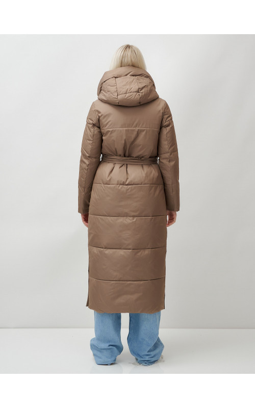 Тёплый женский пуховик с поясом и капюшоном.