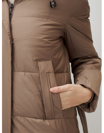 Тёплый женский пуховик с поясом и капюшоном.