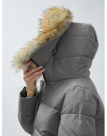 Женская зимняя куртка премиум-класса с мехом енота.