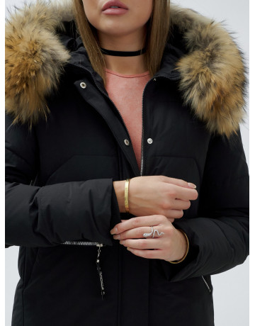 Зимняя женская куртка премиум-класса с натуральной опушкой енота.