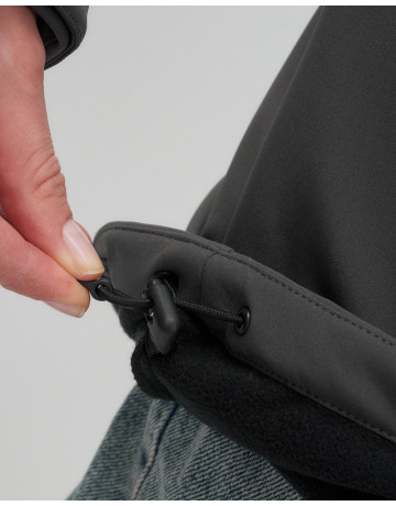 Женская парка для активных прогулок.