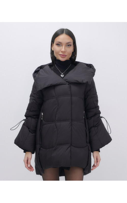 Зимняя женская куртка с капюшоном для холодной погоды.