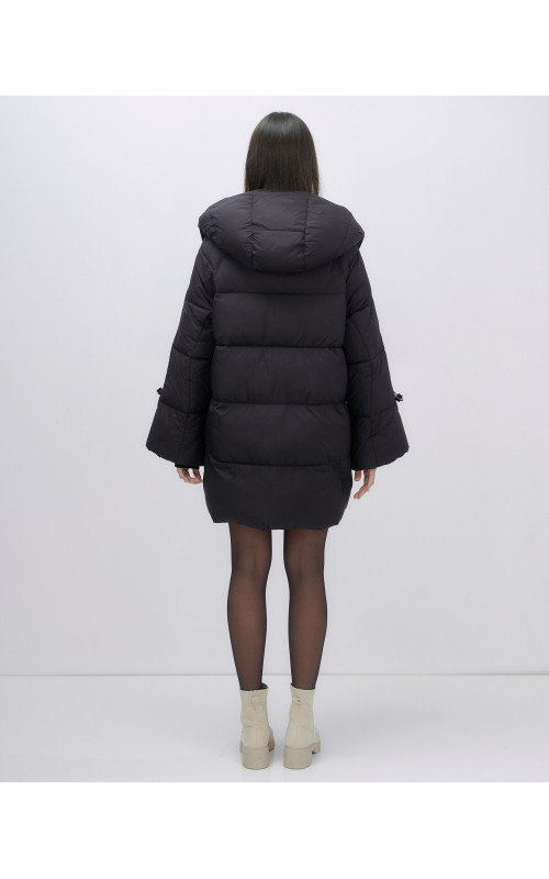 Зимняя женская куртка с капюшоном для холодной погоды.