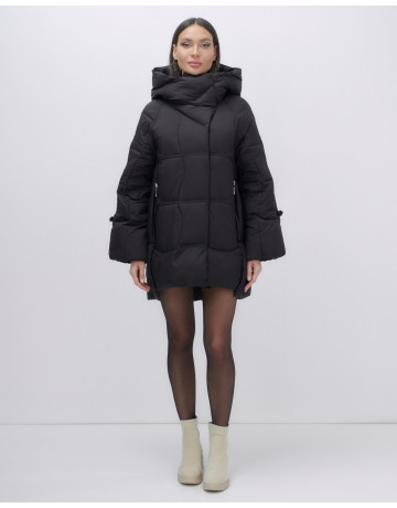 Зимняя женская куртка с капюшоном для холодной погоды.