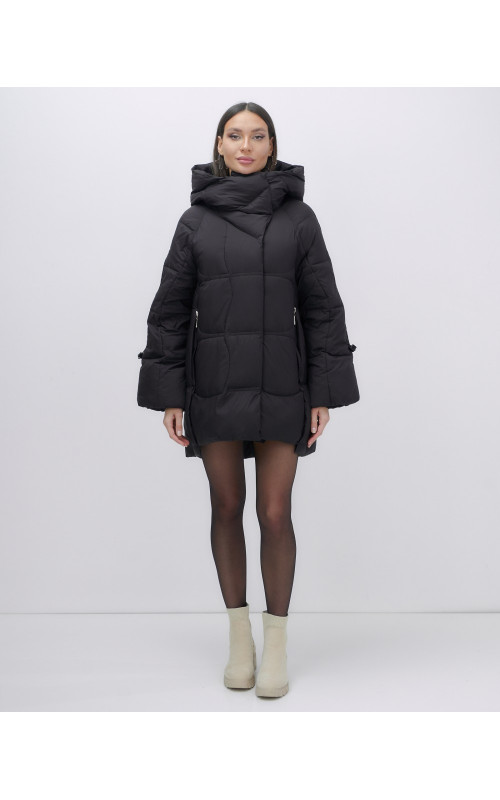 Зимняя женская куртка с капюшоном для холодной погоды.