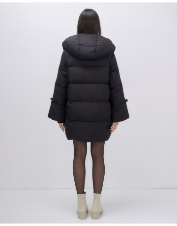 Зимняя женская куртка с капюшоном для холодной погоды.