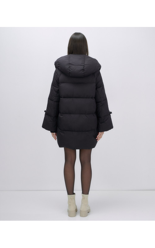 Зимняя женская куртка с капюшоном для холодной погоды.