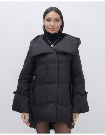 Зимняя женская куртка с капюшоном для холодной погоды.