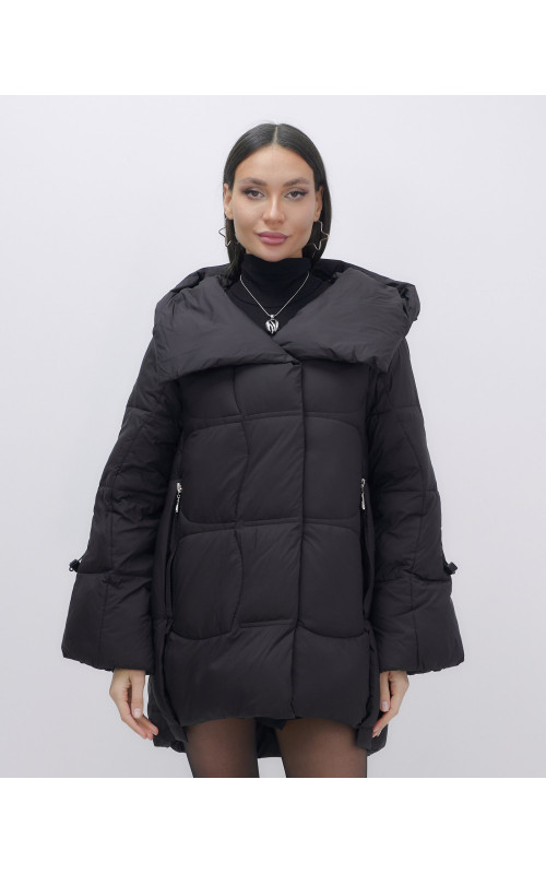Зимняя женская куртка с капюшоном для холодной погоды.