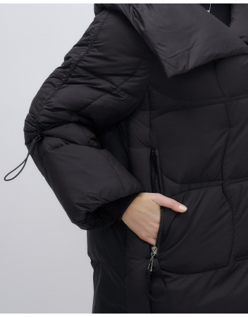 Зимняя женская куртка с капюшоном для холодной погоды.