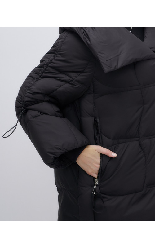 Зимняя женская куртка с капюшоном для холодной погоды.