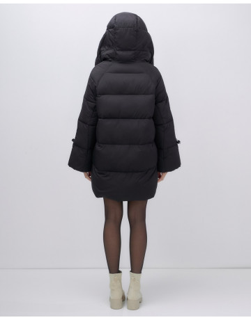 Зимняя женская куртка с капюшоном для холодной погоды.